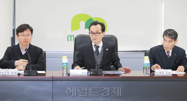 박원주(가운데) 산업통상자원부 에너지자원실장이 1일 서울 종로구 석탄회관에서 진행된 ‘재생에너지 3020’ 달성을 위한 광역지자체 협의회에서 인사말을 하고 있다. ［사진=헤럴드경제DB］