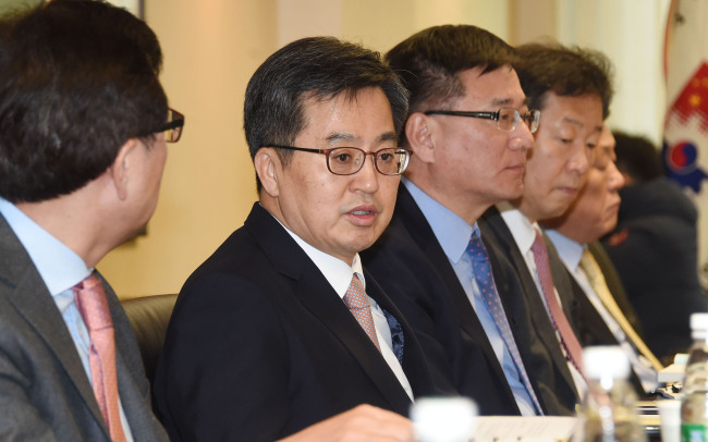 Finance Minister Kim Dong-yeon (2nd from L) speaks during a meeting in Beijing with senior executives of South Korean firms on Feb. 1, 2018, in this photo provided by the Ministry of Strategy and Finance.(Yonhap)