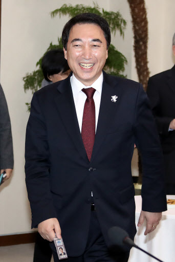 2일 오전 퇴임식을 앞두고 있는 청와대 박수현 대변인이 진나 29일 오후 청와대 여민관에서 열린 수석보좌관회의에 웃으며 입장하고 있는 모습. [사진=연합뉴스]