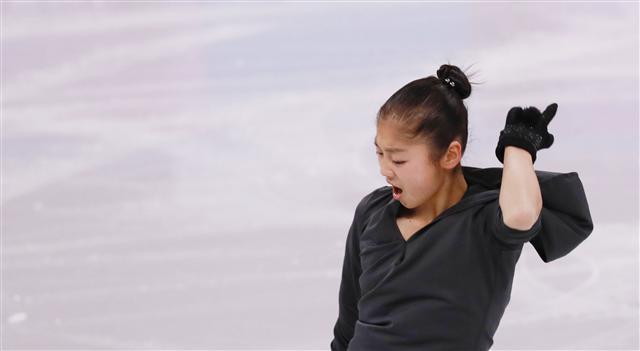 북한 피겨 페어 렴대옥이 2일 오전 강릉 아이스아레나에서 첫 훈련을 하고 있다. [연합뉴스]
