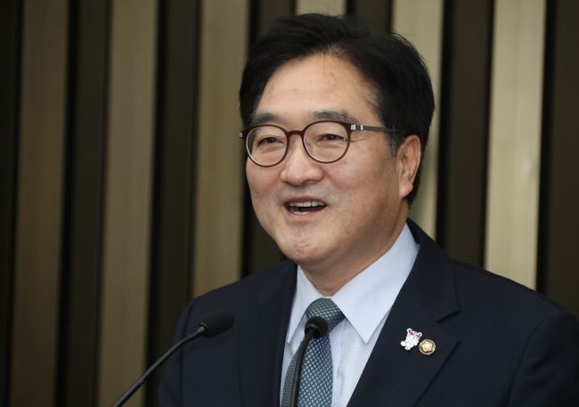 Rep. Woo Won-shik, floor leader of the ruling Democratic Party, speaks during a general meeting of the party's lawmakers on Feb. 1, 2018.(Yonhap)