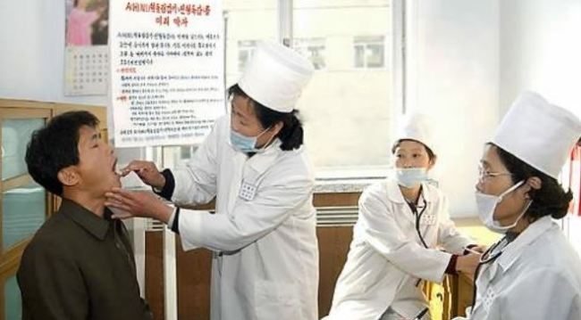 A North Korean man gets a medical check-up for an influenza at a clinic in Pyongyang on Nov. 14, 2009, in this file photo released by the North's official Korean Central News Agency. (For Use Only in the Republic of Korea. No Redistribution) (Yonhap)