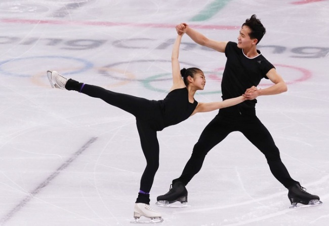 The North Korean figure skating pairs team of Kim Ju-sik (L) and Ryom Tae-ok practice at Gangneung Ice Arena in Gangneung, Gangwon Province, on Feb. 2, 2018. (Yonhap)
