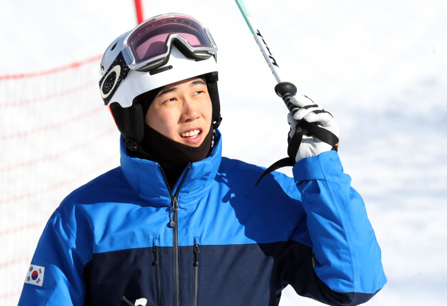South Korean mogul skier Choi Jae-woo reacts after finishing his practice run at a ski resort in Hoengseong Country, Gangwon Province, on Feb. 2, 2018.(Yonhap)