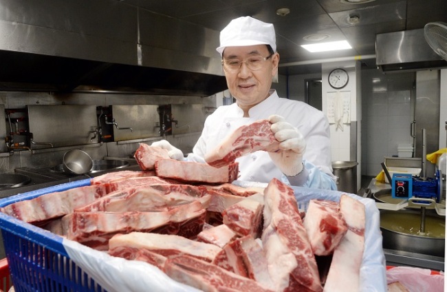 Hanilkwan’s kitchen closely monitors the quality of meat used in the dishes. (Park Hyun-koo/The Korea Herald)