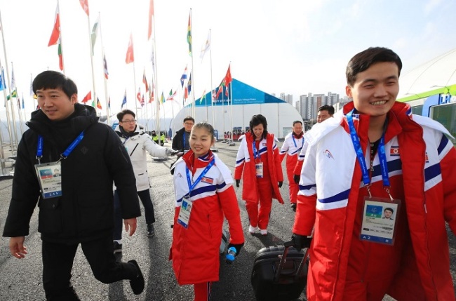 North Korean figure skating pairs team of Ryom Tae-ok (L) and Kim Ju-sik enter Gangneung Olympic Village in Gangneung, Gangwon Province, on Feb. 2, 2018. (Yonhap)