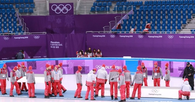 PyeongChang staff check for the best position to place medal podium at the Gangneung Ice Arena Friday. (Yonhap)