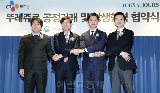 CJ푸드빌이 운영하는 뚜레쥬르가 지난달 29일 그랜드엠베서더 서울호텔에서 가맹점주와 상생을 위한 공정거래협약 체결식을 진행하고 있다. (왼쪽부터) 뚜레쥬르 가맹점 협의회 이용우 회장, 김상조 공정위원장, CJ푸드빌 구창근 대표이사, CJ푸드빌 베이커리본부 김찬호 본부장.