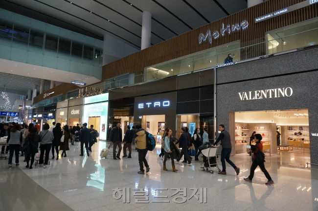 ‘가심비’ 등을 중시하는 소비트렌드가 확산되면서 해외 명품을 구매에 지갑을 여는 20~30대가 늘고있다.