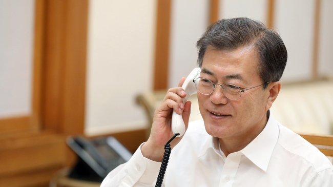 A file photo shows President Moon Jae-in speaking with US President Donald Trump on Jan. 10. Cheong Wa Dae