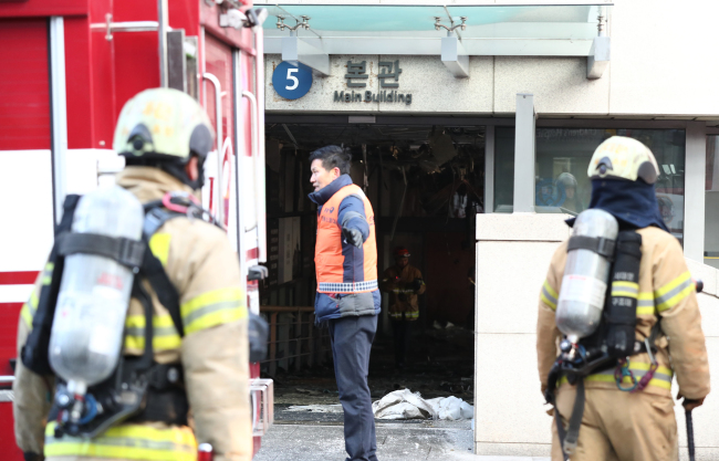 Firefighters respond to the fire at Severance Hospital in Sinchon, Seoul on Saturday. Yonhap