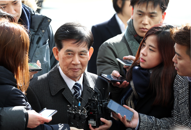 Chung Ho-young, the former special counsel in the so-called BBK case, arrives at the Seoul Eastern District Prosecutors' Office on Saturday. Yonhap