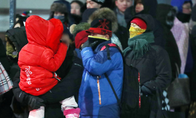 <YONHAP PHOTO-4885> '너무추워' 리허설 중간에 나온 관람객들 (평창=연합뉴스) 최재구 기자 = 3일 평창 올림픽플라자에서 열린 2018평창동계올림픽 리허설을 관람한 시민들이 영하의 날씨로 리허설 중간에 퇴장해 주차장 등으로 운행하는 셔틀버스를 기다리고 있다. 2018.2.3 jjaeck9@yna.co.kr/2018-02-03 22:40:45/ <저작권자 ⓒ 1980-2018 ㈜연합뉴스. 무단 전재 재배포 금지.>
<YONHAP PHOTO-4885> '너무추워' 리허설 중간에 나온 관람객들 (평창=연합뉴스) 최재구 기자 = 3일 평창 올림픽플라자에서 열린 2018평창동계올림픽 리허설을 관람한 시민들이 영하의 날씨로 리허설 중간에 퇴장해 주차장 등으로 운행하는 셔틀버스를 기다리고 있다. 2018.2.3 jjaeck9@yna.co.kr/2018-02-03 22:40:45/ <저작권자 ⓒ 1980-2018 ㈜연합뉴스. 무단 전재 재배포 금지.>