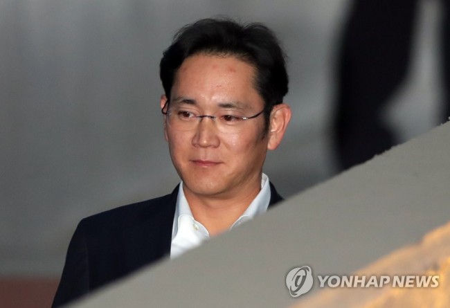 이재용 삼성전자 부회장이 지난해 12월 27일 오후 서울 서초구 서울고등법원에서 열린 항소심 결심공판에 출석하며 법정으로 향하고 있다. 2017.12.27 (사진=연합뉴스)
