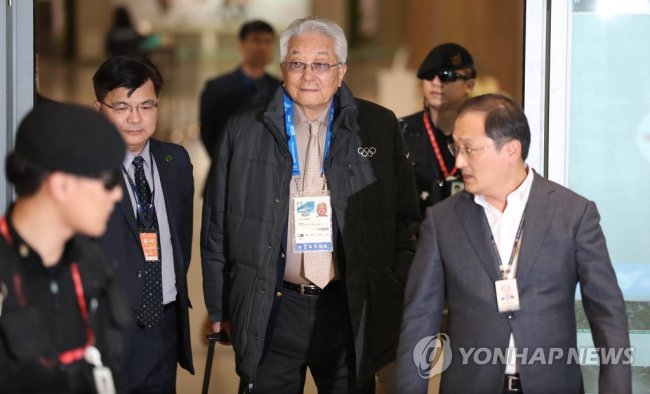 장웅 북한 국제올림픽위원회(IOC) 위원이 평창 동계올림픽에 참가하기 위해 4일 오후 인천국제공항에 도착, 입국장을 나서고 있다. 2018.2.4 (사진=연합뉴스)