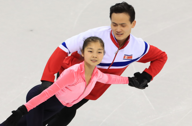 North Korean figure skaters Ryom Tae-ok and Kim Ju-sik practice their routine (Yonhap)