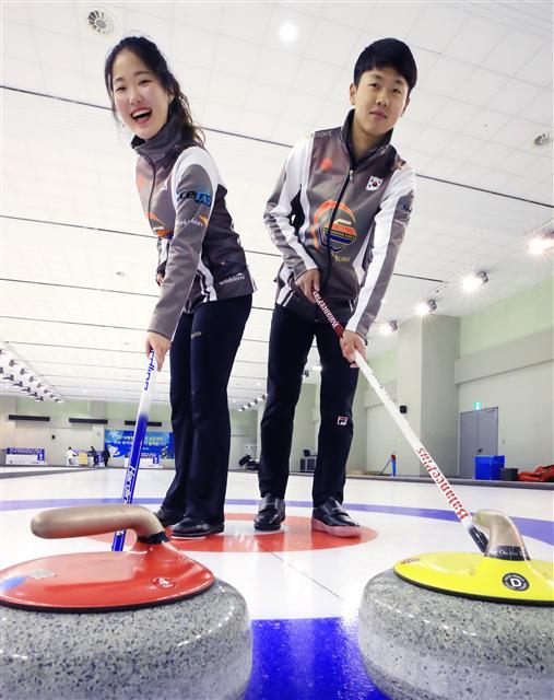 대한민국 컬링 믹스더블 대표팀 장혜지(왼쪽)와 이기정 선수.  [연합뉴스]