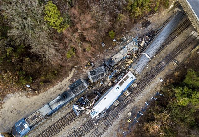 <YONHAP PHOTO-0197> An aerial view of the site of an early morning train crash Sunday, Feb. 4, 2018 between an Amtrak train, bottom right, and a CSX freight train, top left, in Cayce, SC. The Amtrak passenger train slammed into a freight train in the early morning darkness Sunday, killing at least two Amtrak crew members and injuring more than 110 people, authorities said. (AP Photo/Jeff Blake)/2018-02-05 05:02:07/ <저작권자 ⓒ 1980-2018 ㈜연합뉴스. 무단 전재 재배포 금지.>