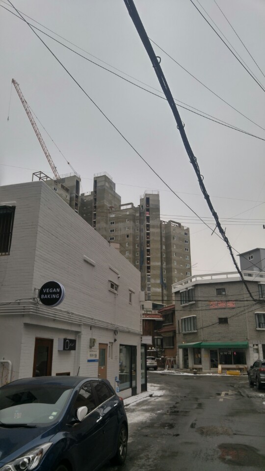 망리단길 인근에 있는 가수 장우혁 씨의 건물(오른쪽 회색3층 건물)
망리단길 인근에 있는 가수 장우혁 씨의 건물(오른쪽 회색3층 건물)