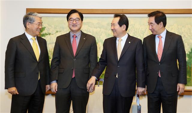 정세균 국회의장과 교섭단체 3당 원내대표가 5일 국회에서 열린 교섭단체 원내대표 정례회동에서 기념촬영을 앞두고 대화를 하고 있다. 왼쪽부터 국민의당 김동철, 더불어민주당 우원식 원내대표, 정세균 의장, 자유한국당 김성태 원내대표.  [연합뉴스]