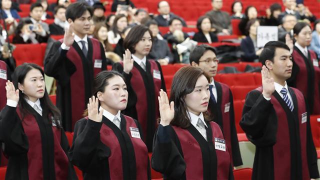 <YONHAP PHOTO-1954> 선서하는 신임 검사들 (과천=연합뉴스) 이상학 기자 = 5일 오전 경기도 과천시 정부과천청사 지하대강당에서 열린 신임검사 임관식에서 신임검사들이 선서를 하고 있다. 2018.2.5 leesh@yna.co.kr/2018-02-05 10:35:25/ <저작권자 ⓒ 1980-2018 ㈜연합뉴스. 무단 전재 재배포 금지.>