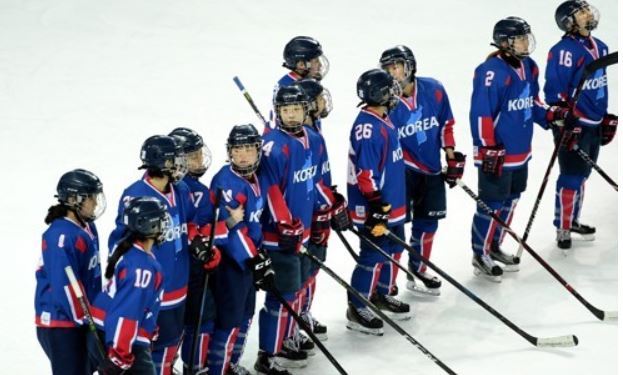 In this Joint Press Corps photo, members of the joint Korean women's hockey team line up at center ice after losing to Sweden 3-1 in an exhibition game at Seonhak International Ice Rink in Incheon on Feb. 4, 2018. (Yonhap)