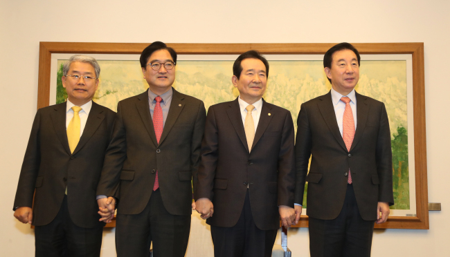 정세균 국회의장과 교섭단체 3당 원내대표가 5일 국회에서 열린 교섭단체 원내대표 정례회동에서 손을 잡고 취재진에게 포즈를 취하고 있다. 왼쪽부터 국민의당 김동철 원내대표, 더불어민주당 우원식 원내대표, 정세균 의장, 자유한국당 김성태 원내대표.[사진=연합뉴스]
정세균 국회의장과 교섭단체 3당 원내대표가 5일 국회에서 열린 교섭단체 원내대표 정례회동에서 손을 잡고 취재진에게 포즈를 취하고 있다. 왼쪽부터 국민의당 김동철 원내대표, 더불어민주당 우원식 원내대표, 정세균 의장, 자유한국당 김성태 원내대표.[사진=연합뉴스]