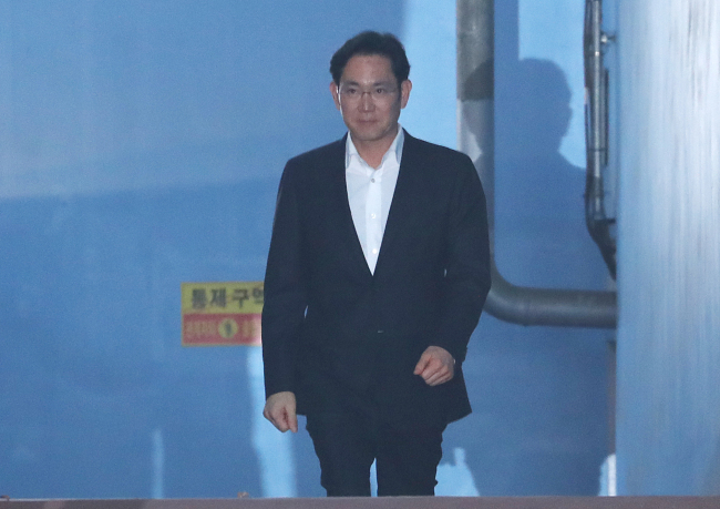 항소심 선고공판에서 징역 2년6개월에 집행유예 4년으로 353일만에 석방된 이재용 삼성전자 부회장이 5일 서울 서초동 서울고법을 나서고 있다.[사진=연합뉴스]
항소심 선고공판에서 징역 2년6개월에 집행유예 4년으로 353일만에 석방된 이재용 삼성전자 부회장이 5일 서울 서초동 서울고법을 나서고 있다.[사진=연합뉴스]