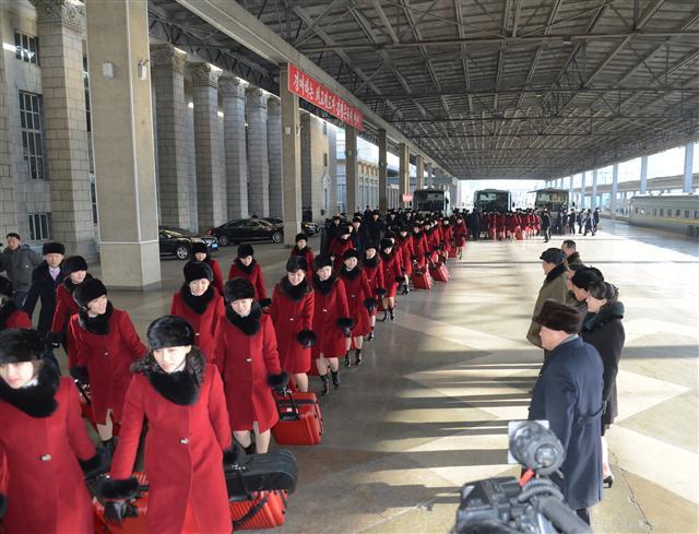 북한 조선중앙통신이 6일 홈페이지에 북한 예술단이 전날 평양을 출발하는 사진을 게재했다. 권혁봉 문화성 국장과 현송월 삼지연관현악단장이 이끄는 북한예술단은 평창동계올림픽 축하공연을 위해 5일 평양을 출발, 6일 오후 만경봉 92호를 타고 방남할 예정이다.  [제공=조선중앙통신]