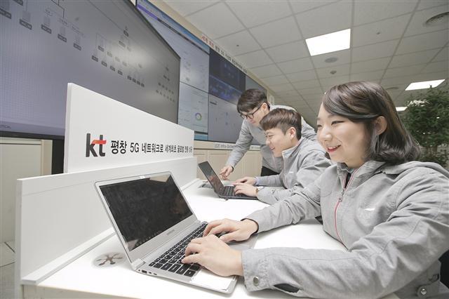 KT 직원들이 평창 5G 시범망과 NTT도코모의 상용 LTE망을 연동해 테스트를 하고 있다.  [제공=KT]