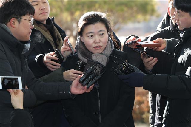<YONHAP PHOTO-2820> 참고인 출두하는 임은정 검사 (서울=연합뉴스) 하사헌 기자 = 검찰 내 성추행 의혹 사건과 관련 서지현 검사의 성추행 피해를 검찰 간부가 은폐했다는 의혹 등을 공론화한 임은정 검사가 6일 오전 서울 송파구 동부지검에 참고인 진술을 위해 출두하고 있다. 2018.2.6 toadboy@yna.co.kr/2018-02-06 09:46:53/ <저작권자 ⓒ 1980-2018 ㈜연합뉴스. 무단 전재 재배포 금지.>