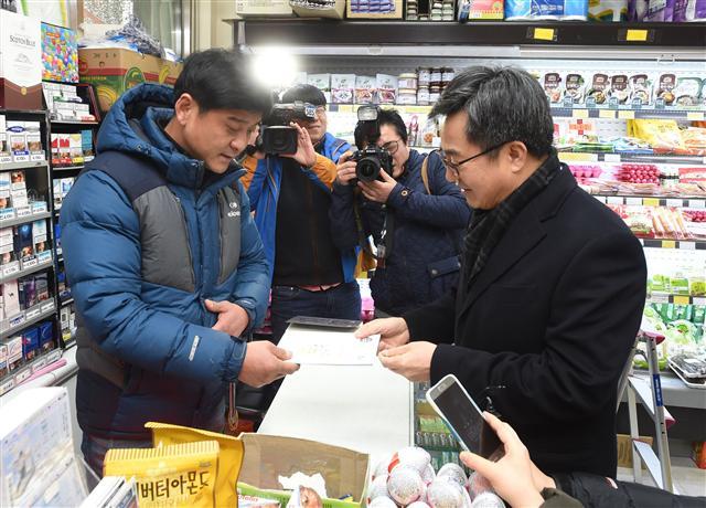 정부가 6일 일자리 안정자금 지원대상 확대 등 보완책을 내놓았지만, 소상공인과 중소기업 사업주들의 인식이 바뀌어야 최저임금 및 일자리 안정자금이 안착할 수 있을 것으로 보인다. 사진은 일자리 안정자금 안내서를 나눠주며 신청을 독려하고 있는 김동연 부총리 겸 기획재정부 장관.  [헤럴드경제 DB]