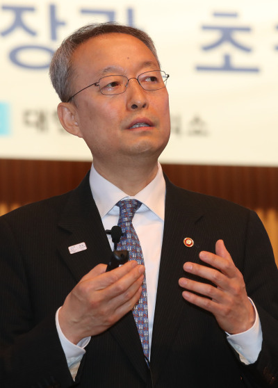 백운규 산업통상자원부 장관이 6일 오전 서울 중구 대한상의에서 열린 ‘최고경영자(CEO) 조찬 간담회’에서 강연하고 있다.［사진=연합뉴스］