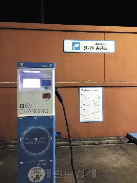 제주도 서귀포시 쇠소깍 근처의 한 전기차 충전소.
서귀포시 한 대형 마트에 설치된 포스코 ICT 충전기. 별도의 멤버십 카드로만 이용 가능했다.
1100로 인근의 한 오름 부근에 설치된 충전소를 찾아가는 길목은 가로등 하나 설치되지 않아 무척 컴컴했다. 충전소에도 가로등이 없어 기자와 동행들은 휴대폰 불빛에 의존해 충전구와 커넥터를 연결해야만 했다. 박혜림 기자/rim@heraldcorp.com