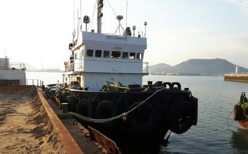 This photo, released by the Busan police agency on Feb. 6, 2018, shows a tug boat that they said was used to smuggle four South Koreans to Japan in 2016. (Yonhap)
