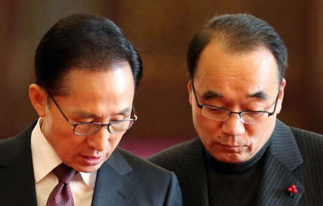 Former President Lee Myung-bak, left, and former Finance Minister Bahk Jae-wan (Yonhap)