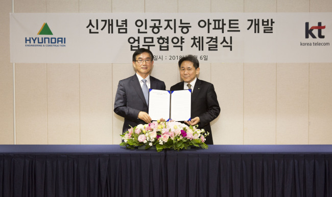 Lee Pil-jae, Head of Marketing for KT (right), and Kim Jung-chul, Senior Vice President of Hyundai E&C at the Hyundai E&C headquarters in Jongno-gu, Seoul Tuesday. (KT)