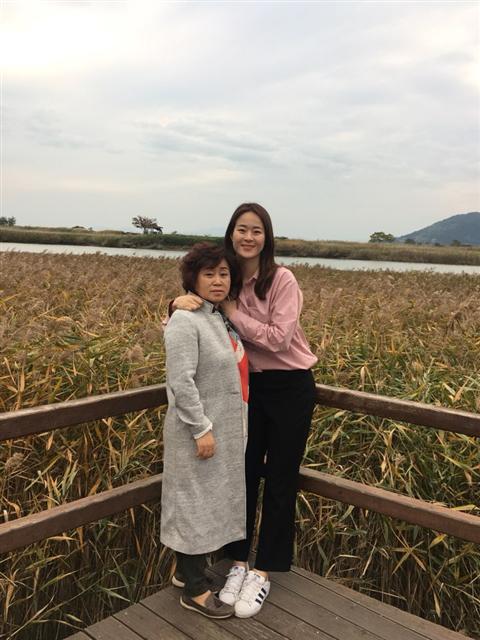 “금메달리스트인 딸과 함께 성화 봉송 주자로 뛸 수 있게 돼 무척 뜻 깊고 감사할 따름입니다.”
2016 리우데자네이루 하계올림픽 여자태권도 67㎏급에서 대한민국에 금메달을 안겨줬던 오혜리(30) 선수의 어머니 심은자(57) 씨는 성화봉송 주자로 뛰는 소감을 본지에 전하면서 기쁨을 드러냈다.
심 씨는 2018 평창 동계올림픽 성화 봉송 릴레이 100일째를 맞는 오는 8일 오전 9시50분께 강원도 강릉에서 성화 봉송 주자로 나선다. 딸 오혜리 선수는 이미 지난 달 29일 춘천시 남춘전여자중학교 인근에서 춘천지역 첫 성화봉송주자로 참여했다. 딸과 어머니가 나란히 성화봉송 주자로 뛰게 됐다.
한화생명 FP(재무설계사)인 심 씨는 “딸 덕분에 회사에서 성화 봉송 주자로 추천 받았다”며 “(딸이) 어디에서 성화 봉송을 할 거냐고 묻기에 강릉에서 한다고 했는데 이제와 돌이켜보면 딸과 같은 곳에서 하는 게 더 의미 있었을 것 같다”고 말했다.
이어 그는 “딸이 ‘재미있게 해야 하는데 엄마가 잘 할 수 있을지 모르겠다’며 걱정하더라”면서 “성화 봉송 전 미리 친구와 함께 동네 한 바퀴를 돌며 연습도 하고 있다”고 덧붙였다.
심 씨는 평창 올림픽에 출전한 국가대표 선수들과 그 가족들에 대한 걱정 및 조언도 아끼지 않았다. 리우 올림픽에서 금메달을 목에 걸기까지 딸이 얼마나 많은 땀과 눈물을 흘렸는지, 그 누구보다 잘 알고 있기 때문이다. 유독 세계 대회 앞에서 운이 없던 오혜리 선수는 늦은 나이에 국가대표로 선발돼 리우 올림픽 당시 한국 태권도 선수로는 역대 최고령 올림픽 메달리스트로 이름을 올렸다. 부상이 잦은 격투기 종목, 특히 선수층이 두꺼운 종목에서는 기대하기 어려운 결과였다.
심 씨는 “20여년간 딸이 경기하는 걸 지켜보니 그날의 컨디션이 성적을 좌우하는 것 같더라”면서 “최상의 몸 상태를 유지하되 편안한 마음으로 최선을 다한다면 분명 좋은 결과가 있을 것”이라고 말했다.
심 씨는 또 “선수 못잖게 가족들도 많이 긴장하고 있을 것, 잘 알고 있다”면서 “걱정은 잠시 접어두고 온 가족이 한 마음 한 뜻으로 응원해줘야 선수들도 힘을 내 좋은 성적을 낼 것”이라고 조언했다.
마지막으로 심 씨는 “딸이 오는 8월 자카르타 아시안게임에서 금메달을 목에 건다면 4대 메이저 대회(올림픽ㆍ아시안게임ㆍ세계선수권대회ㆍ아시아선수권대회)를 모두 석권하는 그랜드슬램을 달성하게 된다”며 “부디 열심히 준비해 좋은 성적을 거뒀으면 좋겠다”고 바람을 내비쳤다.
박혜림 기자/rim@heraldcorp.com
