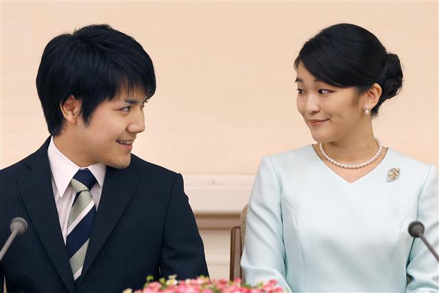 <YONHAP PHOTO-5656> '평범한 회사원과 약혼' 일왕 큰손녀 마코 공주, 결혼식 연기 (도쿄 AP=연합뉴스) 대학 동급생과의 결혼 계획을 밝혔던 일왕의 큰손녀 마코(26) 공주가 6일(현지시간) 이례적으로 결혼을 연기하겠다고 발표했다. 일본 왕실 업무를 담당하는 궁내청은 이날 오는 11월4일로 예정됐던 마코 공주의 결혼식을 2020년까지 연기한다며 충분히 준비를 할 시간적 여유가 없다는 인식에 따른 것이라고 밝혔다. 사진은 지난해 9월 3일 도쿄에서 마코 공주가 한 법률사무소에서 사무직으로 일하고 있는 고무로 게이(26)씨와 함께 약혼 발표 기자회견을 하는 모습. lkm@yna.co.kr/2018-02-07 08:02:14/ <저작권자 ⓒ 1980-2018 ㈜연합뉴스. 무단 전재 재배포 금지.>