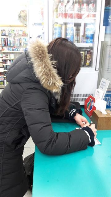 #. 서울 마포구에서 일하는 직장인 윤모(36) 씨는 회사 앞 편의점에서 로또복권을 종종 산다. 그에겐 무료한 일상에 소소한 즐거움이다. 추첨일을 기다리다보면 한주가 그나마 빨리 가는 것 같기도 하다. 복권 판매점을 찾아가지 않아도 담배나 음료수를 사며 함께 구입할 수 있다보니 거의 매주 잊지 않고 사는 편이다.
정부가 오는 12월 온라인 로또복권 판매 시행과 함께 법인 판매장 계약을 단계적으로 해지할 방침인 것으로 알려지면서 편의점주들이 술렁이고 있다. 로또 판매 법인은 GS리테일(GS25), BGF리테일(CU), 씨스페이스로, 실제 판매는 가맹본부와 계약한 편의점주들이 하고 있다. 지난 6일 만난 서울 시내 로또판매 편의점주들은 “다른 판매점은 놔두고 왜 편의점만 규제하느냐”고 볼멘소리를 냈다.
서울 마포구에서 편의점을 운영하는 김모(55) 씨는 “직장인이 많은 동네이기도 하고 근방에 (로또) 파는 곳이 없다보니 수시로 사러온다”며 “경기가 어려울 수록 많이 팔리니까 요즘 (구매자가) 더 많아진 것 같다”고 했다. 그러면서 “판매가 어느 정도 자리잡히니까 이제와 못하게 한다니 어이가 없다”고 했다. 김 씨 뿐 아니라 다른 편의점주들도 복권시장이 호황인 시점에서 판매권을 박탈한다는 데 불만을 토로했다.
7일 기획재정부 복권위원회에 따르면 지난해 복권 판매액은 4조1561억원을 기록했다. 전년(3조8855억원)보다 7.0% 증가한 것이자 역대 최고금액이다. 복권위는 5년 내 복권 판매액이 5조원을 넘어설 것으로 예상했다.
로또 판매 수수료는 판매금액의 5%(부가세 포함 5.5%)로, 이를 점주와 가맹본부가 나눠갖기 때문에 판매 자체 수익은 크지 않다. 다만 편의점주들은 단순 수수료 장사보다 로또를 사러왔다가 이것저것 구매해가는 효과를 더 크게보고 있다. 마포구 한 오피스텔 내 편의점에서 일하는 점원 박모(42) 씨는 “로또 사러와서 음료수도 사가고 하니 아무래도 판매 효과가 크다”고 했다.
일부 편의점주는 정부가 자신들을 영세 사업자가 아닌 대기업 프랜차이즈 운영자로만 인식하는 데 불만을 표했다.
서대문구 북가좌동에서 편의점을 운영하는 김모(58) 씨는 “로또 덕분에 편의점에 안오시던 어르신들이 단골이 됐다. 연초부터 최저임금 때문에 인건비에 뭐에 힘든데 그것(로또 판매)까지 못하게 하면 어쩌라는 거냐. 편의점만 죽어라 죽어라 하는 것 같다”고 했다.
편의점주들이 모인 인터넷 카페에서도 “대기업 체인이라도 편의점 사장들은 다 영세업자인데 점주들만 계속 죽어나간다” 등의 글이 올라왔다.
계상혁 전국편의점협회장은 “사회적배려 대상자가 아닌 법인이 판매권을 가진 것에 문제 제기가 있었던 건데, 판매권은 가맹본사에 있어도 판매는 일반 점주들이 한다. 그간 점주들이 손님 유치를 위해 서비스 차원에서 해왔던 걸 이제와 뺏는다는 건 황당한 일”이라며 “다른 판매점들과 형평성 문제도 있다”고 지적했다. 업계 관계자들은 “점주들의 혼란이 예상되며, 최소 2~3년의 유예기간이라도 둬야 한다”고 입을 모았다.
소비자들도 접근성 높은 로또 구매처가 사라질 수 있다는 데에 떨떠름하긴 마찬가지다.
이날 마포구 한 편의점에서 만난 홍모(31) 씨는 “친구들과 술먹고 들어가는 길에 숙취해소음료 살겸 편의점에 들러 다같이 로또를 사곤 했는데 그런 재미가 사라진다면 아쉬울 것 같다”고 했다.
이혜미 기자/ham@heraldcorp.com