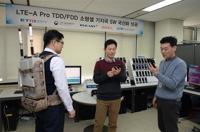 ETRI 연구진이 배낭형 기지국을 메고 서비스를 시연하는 모습. [제공=ETRI]
