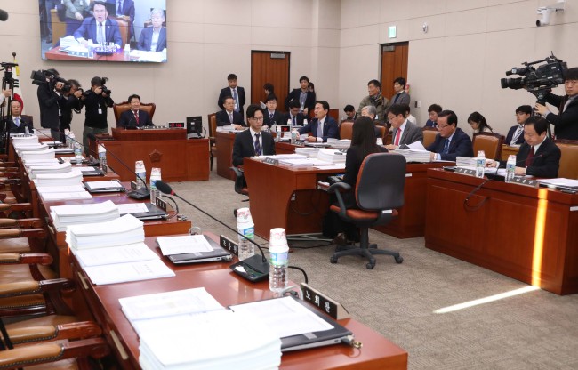 국회 법제사법위원회 소속 더불어민주당 의원들이 6일 국회에서 열린 법사위 전체회의에서 강원랜드 수사 관련 법사위원장인 자유한국당 권성동 의원의 외압의혹 문제로 퇴장함에 따라 법사위가 파행됐다.[사진=연합뉴스]
국회 법제사법위원회 소속 더불어민주당 의원들이 6일 국회에서 열린 법사위 전체회의에서 강원랜드 수사 관련 법사위원장인 자유한국당 권성동 의원의 외압의혹 문제로 퇴장함에 따라 법사위가 파행됐다.[사진=연합뉴스]