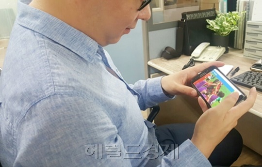 평창동계올림픽은 추운 겨울에, 수도권이 아닌 강원도에서 열린다. 직접 경기장을 찾는 관람객 만큼 집이나 직장에서 TV나 스마트폰으로 올림픽을 즐기려는 사람도 많을 것으로 예상된다. TV나 작은 스마트폰으로 집중해 경기를 보다 보면 쉽게 피로해진다. 특히 눈과 척추 건강에 악영향을 줄 수 있어 주의해야 한다. [헤럴드경제DB]