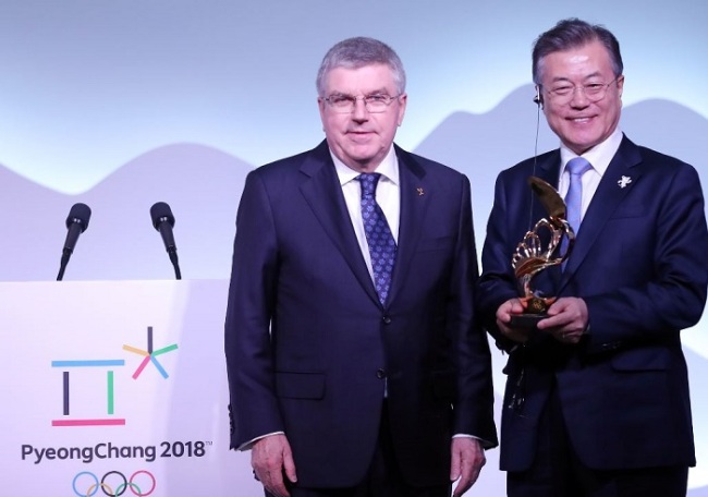 President Moon Jae-in, left, and IOC President Thomas Bach. (Yonhap)