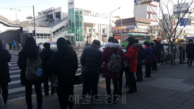 7일 오전 노량진 학원가에서는 벌써부터 수많은 수강생들을 볼 수 있었다(왼쪽 사진). 노량진 고시식당에서 많은 학생들이 밥을 먹고 있다.