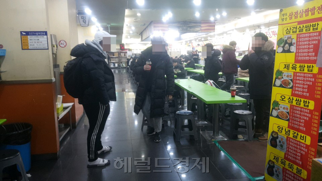 7일 오전 노량진 학원가에서는 벌써부터 수많은 수강생들을 볼 수 있었다(왼쪽 사진). 노량진 고시식당에서 많은 학생들이 밥을 먹고 있다.