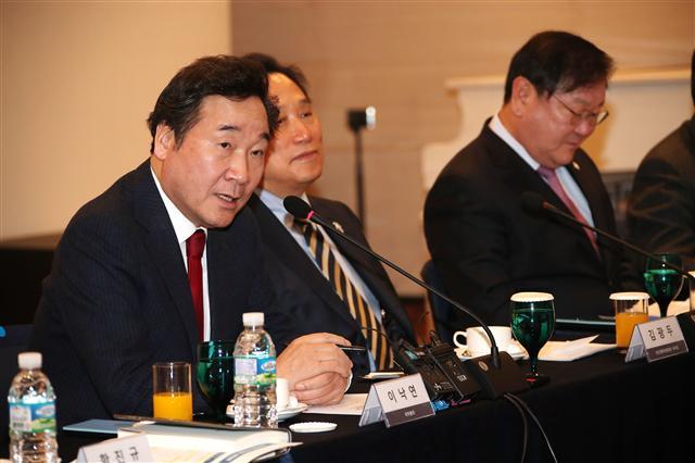 이낙연 국무총리(왼쪽 첫번째)가 7일 오전 서울 여의도 중소기업중앙회에서 국민경제자문회의의 고위급 정책소통 플랫폼인 ‘사람 중심 경제 이니셔티브’에 참석해 발언하고 있다. 왼쪽부터 이 총리, 김광두 국민경제자문회의 부의장, 김태년 더불어민주당 정책위의장.  ［연합뉴스］