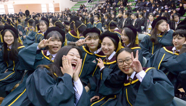 졸업시즌이 시작되었다. 7일 문영여자고등학교 졸업생들이 졸업을 자축하며 환호하고 있다. <br />정희조 기자/checho@heraldcorp.com  180207