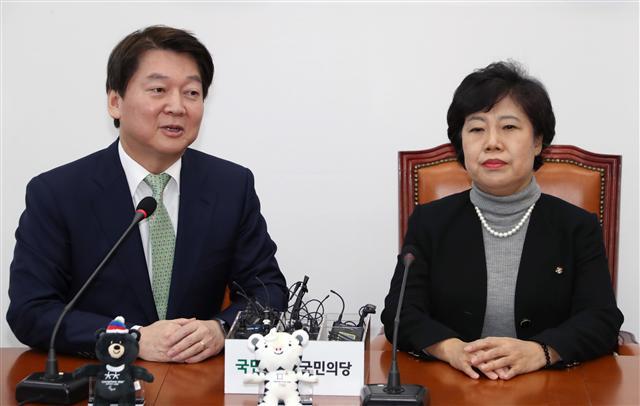 ‘미소짓는 안철수, 냉랭한 조배숙’ 민주평화당 조배숙 대표가 7일 오전 국회 국민의당을 방문한 자리에서 안철수 대표의 대표 취임 축하 인사를 굳은 표정으로 듣고 있다.   [연합뉴스]