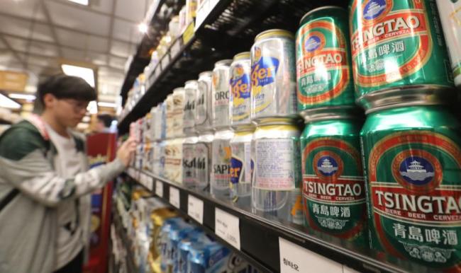 Imported beers sold at convenience stores in Seoul. (Yonhap)
